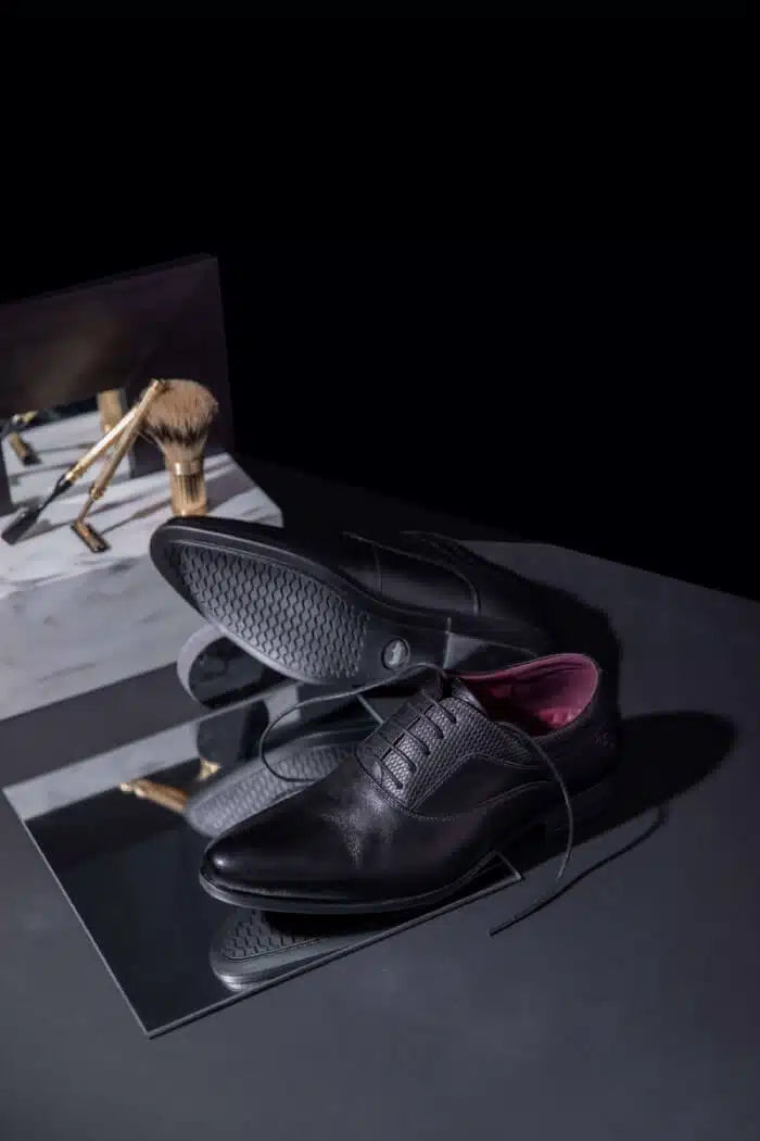 נעלי דרבי קלאסיות לגברים עם טקסטורה בצבע שחור