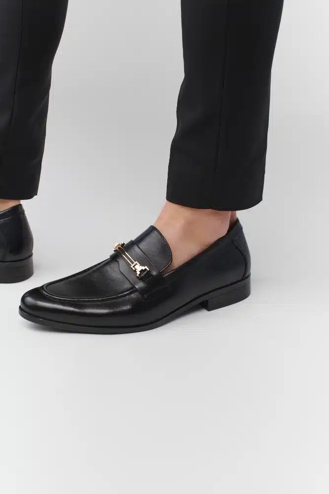 מוקסינים עם אבזם לגברים בצבע שחור