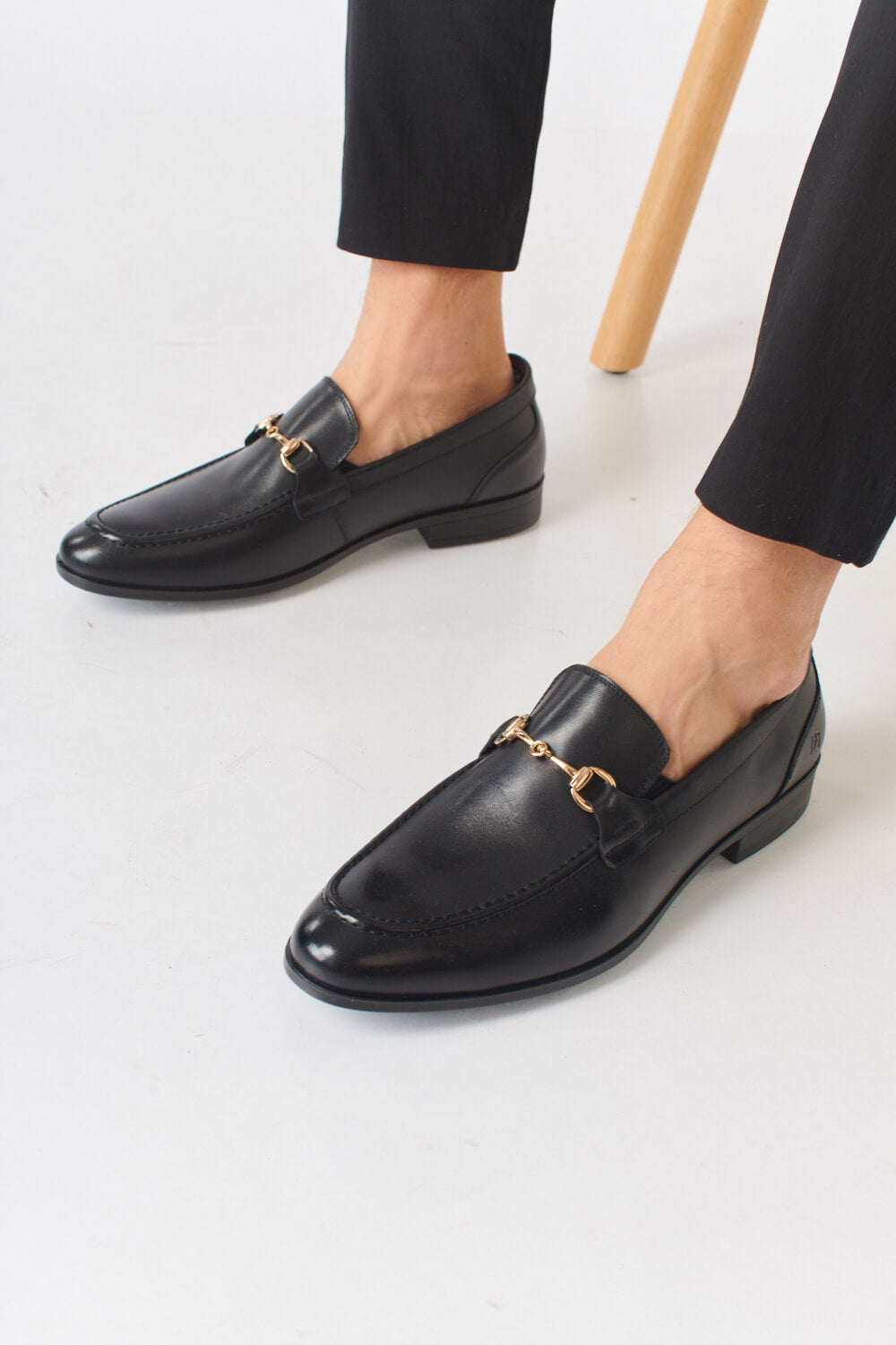 נעלי סירה אלגנט אבזם בצבע זהב