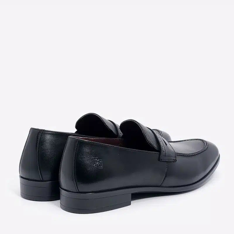 מוקסינים אלגנטיים עם פס קדמי בצבע שחור