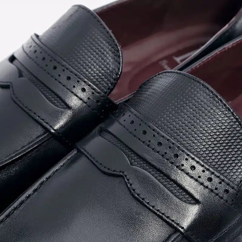 מוקסינים אלגנטיים עם פס קדמי בצבע שחור