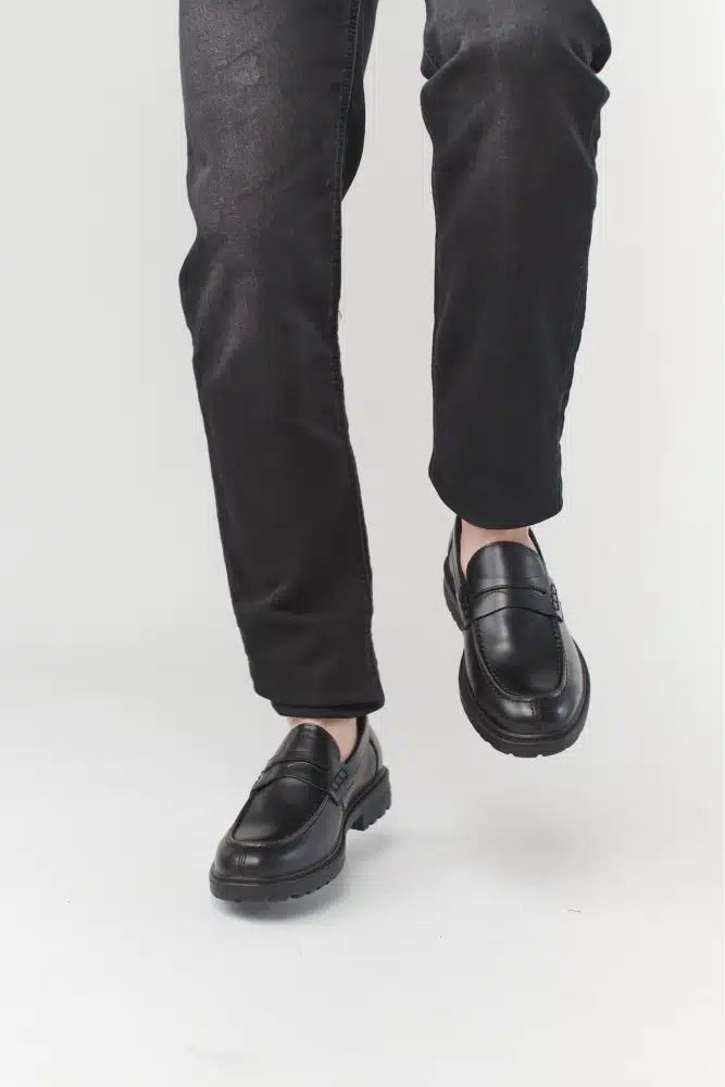 מוקסינים לגברים בצבע שחור עם סוליה עבה