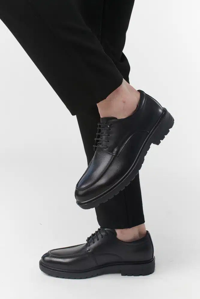 נעלי דרבי עם סוליה מוגבהת בצבע שחור