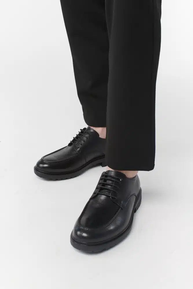 נעלי דרבי עם סוליה מוגבהת בצבע שחור
