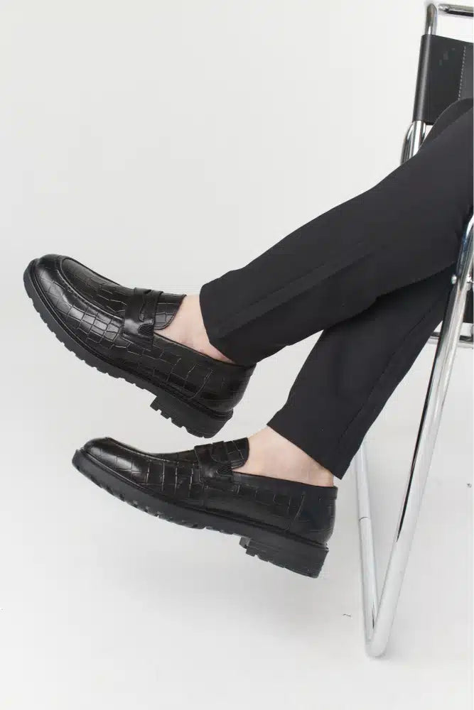 מוקסינים דמוי קרוקו לגברים בצבע שחור