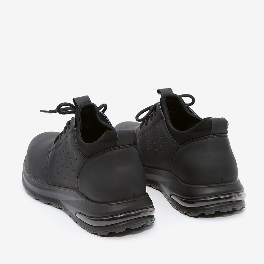 נעלי ספורט לגברים בצבע שחור