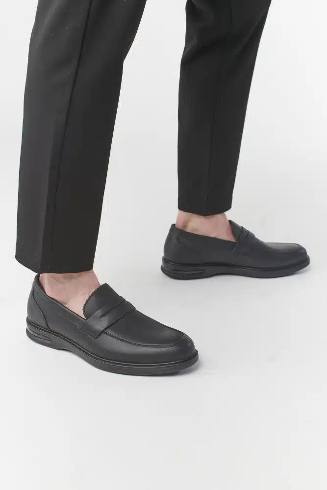 נעלי מוקסין לגברים בצבע שחור