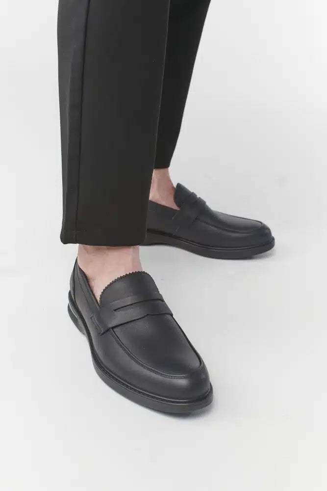 נעלי מוקסין לגברים בצבע שחור